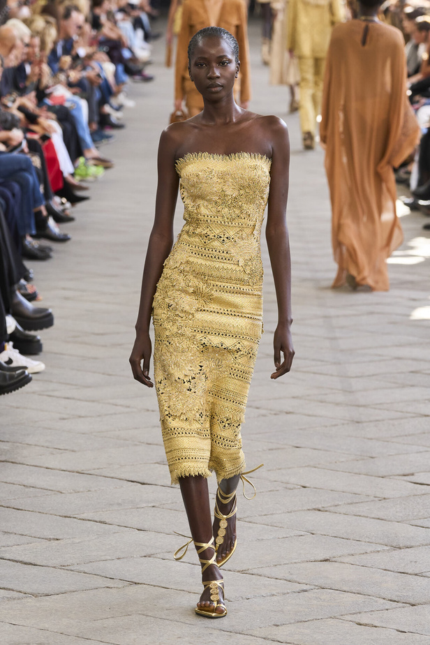 الأورجنزا والتفاصيل المطرزة في تصاميم دار Ermano Scervino لمجموعة ربيع وصيف 2024