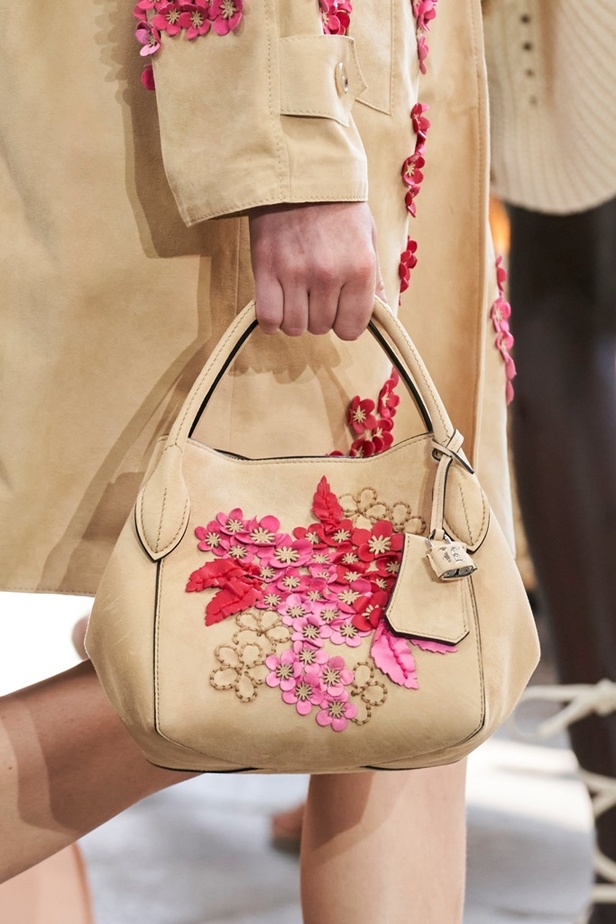 اكسسوارات دار Ermano Scervino لمجموعة ربيع وصيف 2024