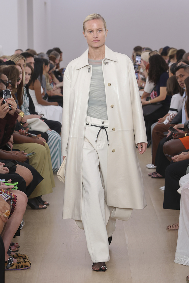 المونوكروم عنوان مجموعة Proenza Schouler لربيع وصيف 2024