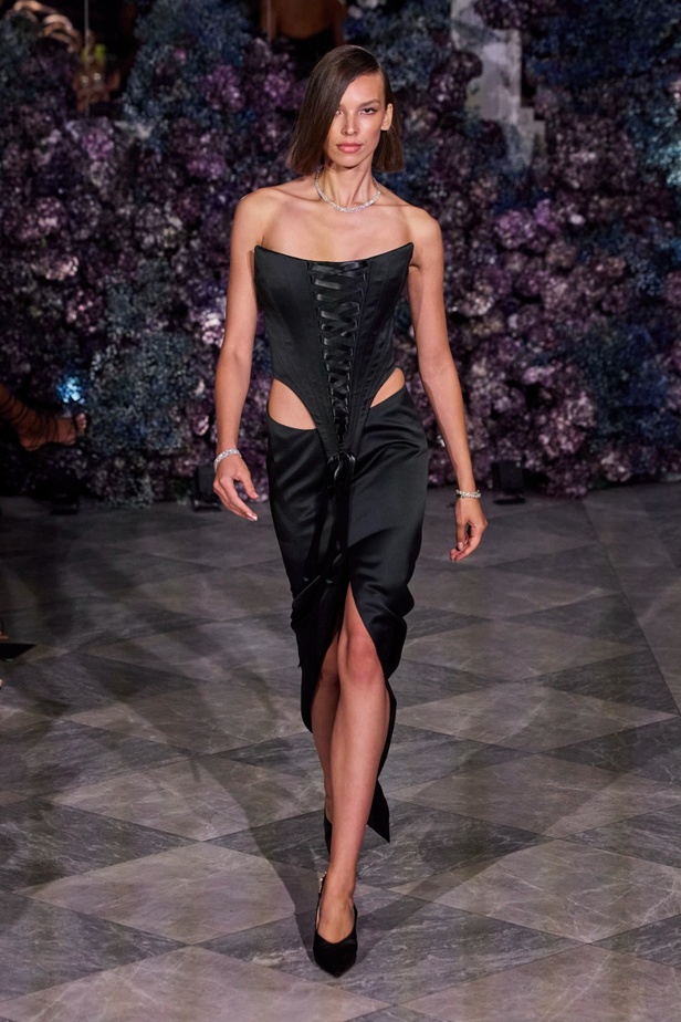 كريستيان سيريانو يحتفل بمرور 15 عامًا على تأسيس العلامة بعرض أزياء مميّز ومرصع بالنجوم