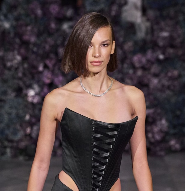 كريستيان سيريانو يحتفل بمرور 15 عامًا على تأسيس العلامة بعرض أزياء مميّز ومرصع بالنجوم