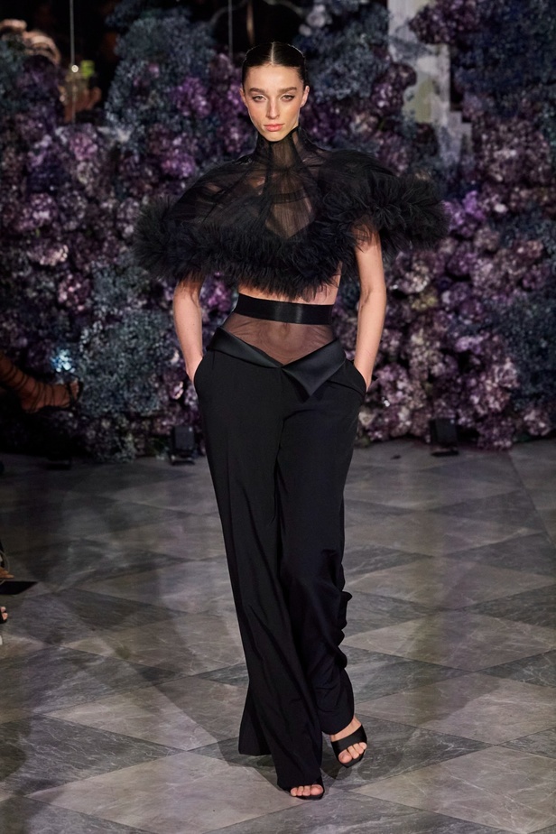 كريستيان سيريانو يحتفل بمرور 15 عامًا على تأسيس العلامة بعرض أزياء مميّز ومرصع بالنجوم