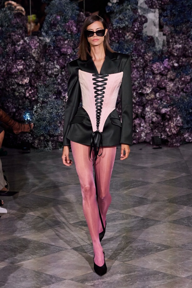 كريستيان سيريانو يحتفل بمرور 15 عامًا على تأسيس العلامة بعرض أزياء مميّز ومرصع بالنجوم