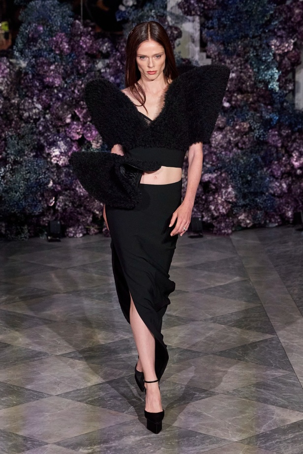 كريستيان سيريانو يحتفل بمرور 15 عامًا على تأسيس العلامة بعرض أزياء مميّز ومرصع بالنجوم