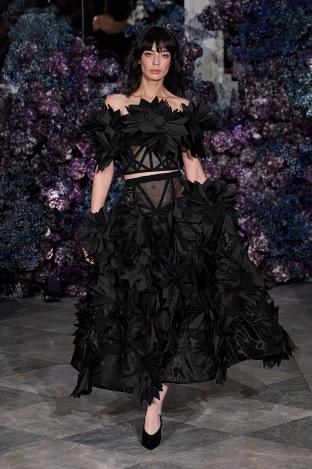 كريستيان سيريانو يحتفل بمرور 15 عامًا على تأسيس العلامة بعرض أزياء مميّز ومرصع بالنجوم