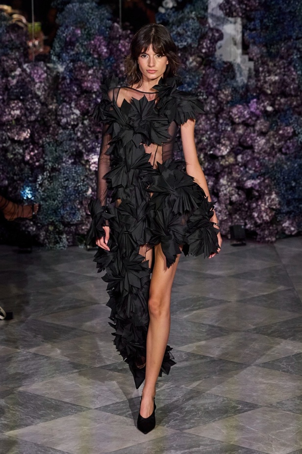 كريستيان سيريانو يحتفل بمرور 15 عامًا على تأسيس العلامة بعرض أزياء مميّز ومرصع بالنجوم