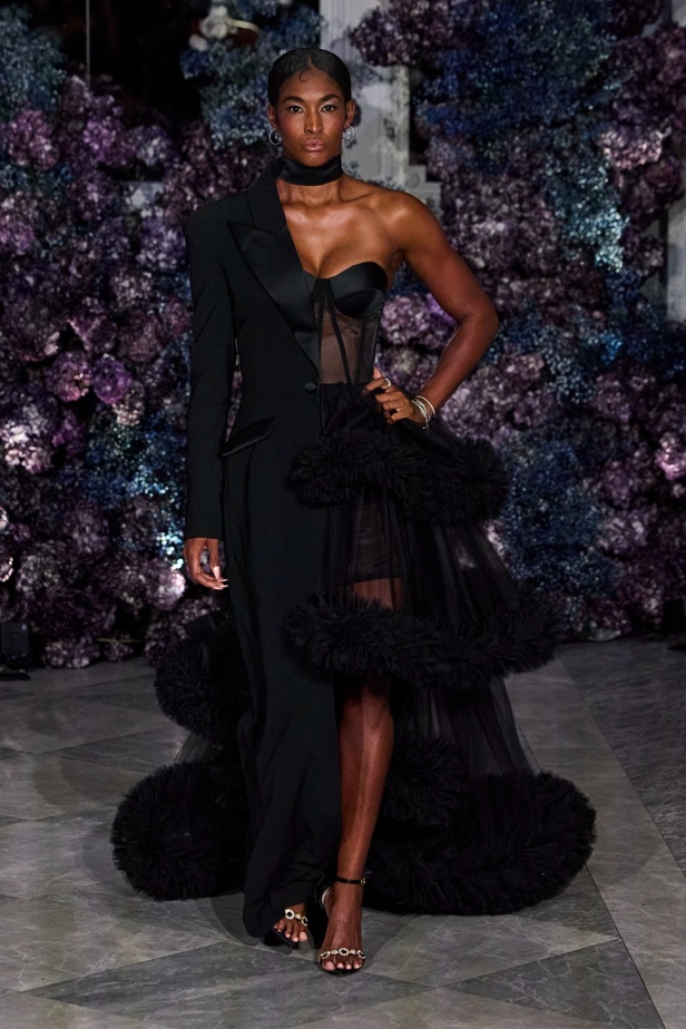 كريستيان سيريانو يحتفل بمرور 15 عامًا على تأسيس العلامة بعرض أزياء مميّز ومرصع بالنجوم