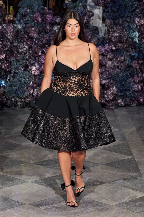 كريستيان سيريانو يحتفل بمرور 15 عامًا على تأسيس العلامة بعرض أزياء مميّز ومرصع بالنجوم