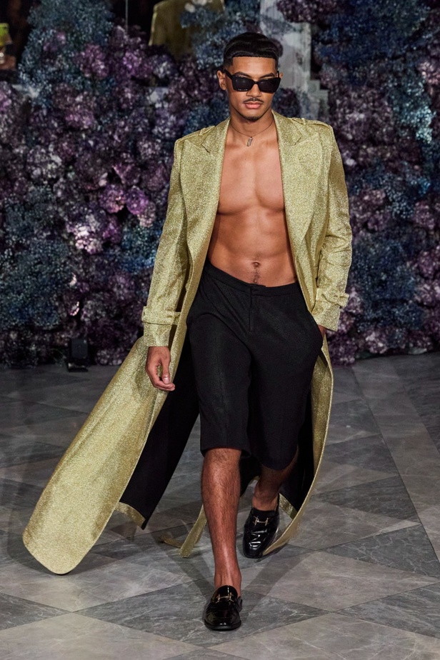 كريستيان سيريانو يحتفل بمرور 15 عامًا على تأسيس العلامة بعرض أزياء مميّز ومرصع بالنجوم