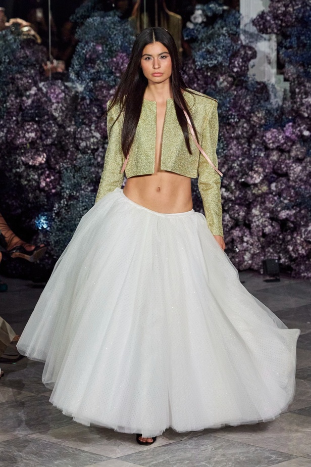 كريستيان سيريانو يحتفل بمرور 15 عامًا على تأسيس العلامة بعرض أزياء مميّز ومرصع بالنجوم