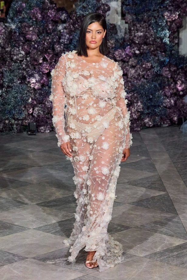 كريستيان سيريانو يحتفل بمرور 15 عامًا على تأسيس العلامة بعرض أزياء مميّز ومرصع بالنجوم