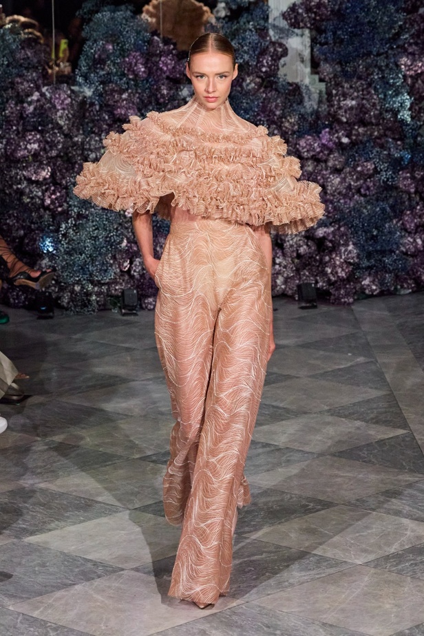 كريستيان سيريانو يحتفل بمرور 15 عامًا على تأسيس العلامة بعرض أزياء مميّز ومرصع بالنجوم