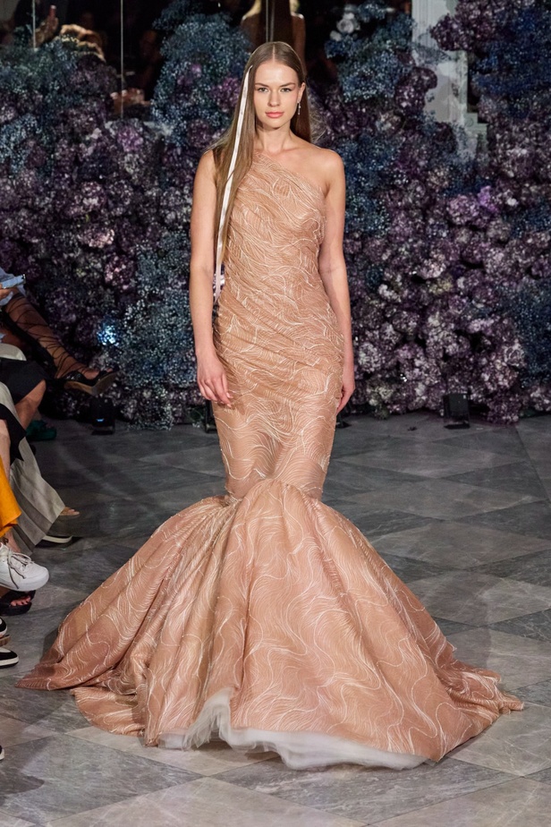 كريستيان سيريانو يحتفل بمرور 15 عامًا على تأسيس العلامة بعرض أزياء مميّز ومرصع بالنجوم