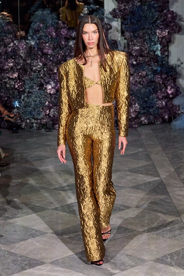 كريستيان سيريانو يحتفل بمرور 15 عامًا على تأسيس العلامة بعرض أزياء مميّز ومرصع بالنجوم