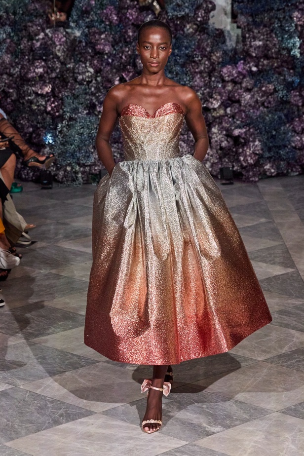 كريستيان سيريانو يحتفل بمرور 15 عامًا على تأسيس العلامة بعرض أزياء مميّز ومرصع بالنجوم