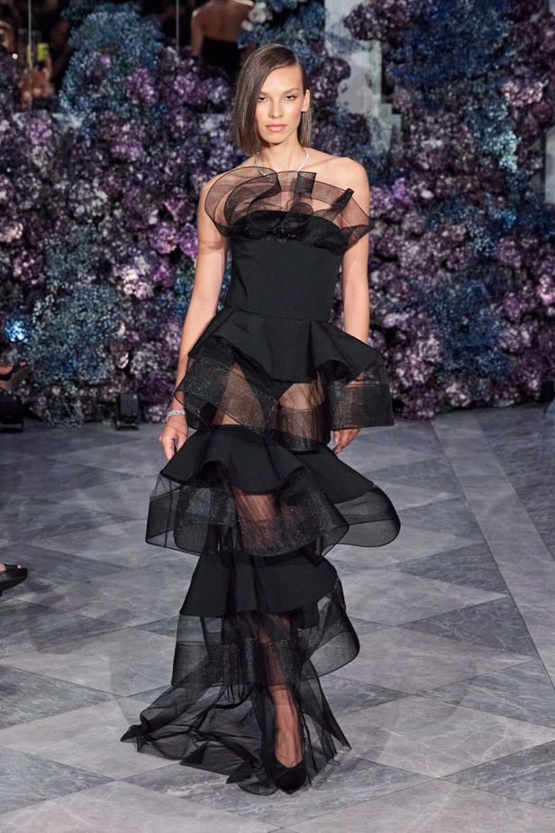 كريستيان سيريانو يحتفل بمرور 15 عامًا على تأسيس العلامة بعرض أزياء مميّز ومرصع بالنجوم