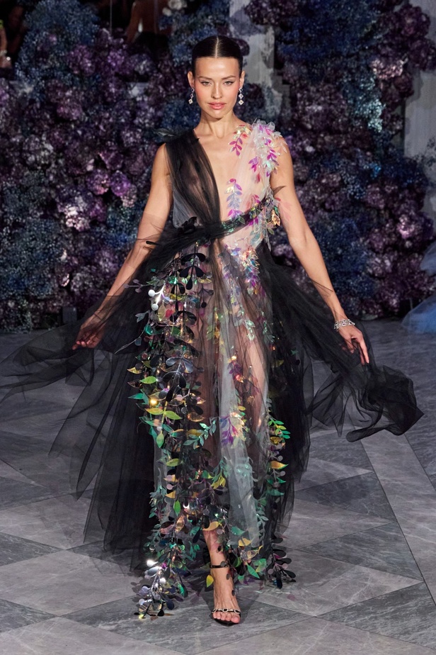 كريستيان سيريانو يحتفل بمرور 15 عامًا على تأسيس العلامة بعرض أزياء مميّز ومرصع بالنجوم