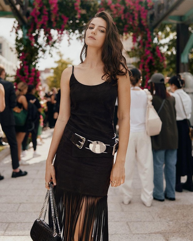 سحر الإجازة ورومانسية الهروب إلى السماء الزرقاء مع Michael Kors