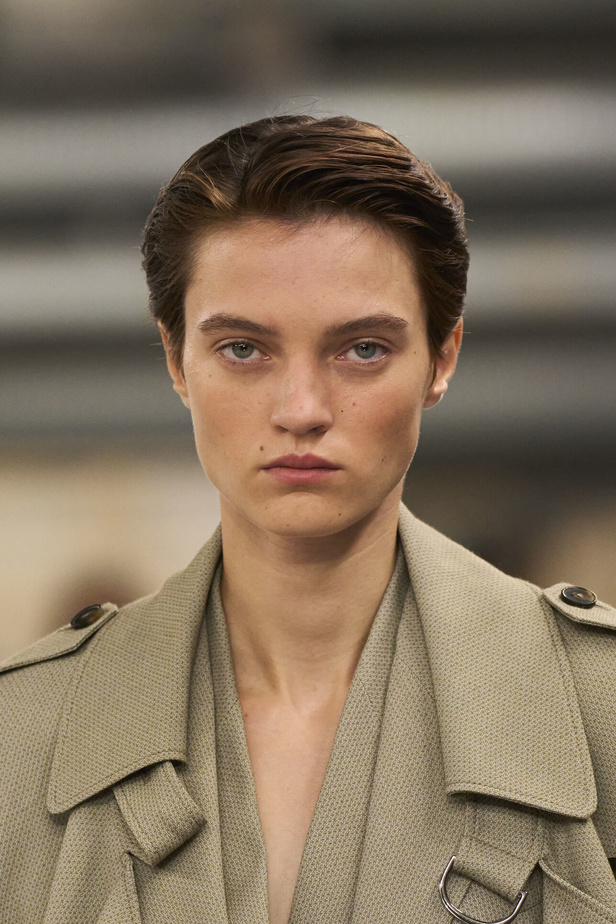 الشياكة والأنوثة تطبعان هوية عرض أزياء Tod's لربيع وصيف 2023 في ميلانو