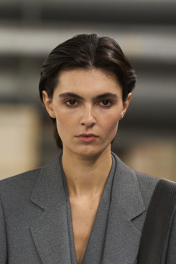 الشياكة والأنوثة تطبعان هوية عرض أزياء Tod's لربيع وصيف 2023 في ميلانو