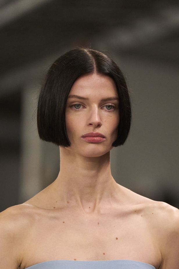 الشياكة والأنوثة تطبعان هوية عرض أزياء Tod's لربيع وصيف 2023 في ميلانو