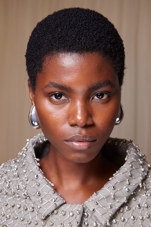 مجموعة Tory Burch لصيف 2024... نظرة فريدة لتحرير المرأة من خلال الأزياء