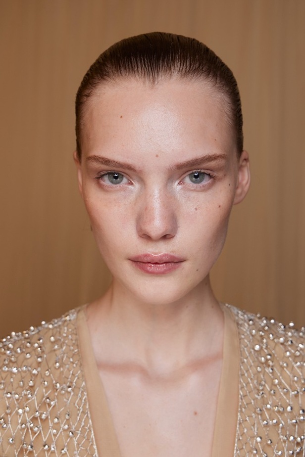 إطلالات جمالية من مجموعة Tory Burch لصيف 2024.