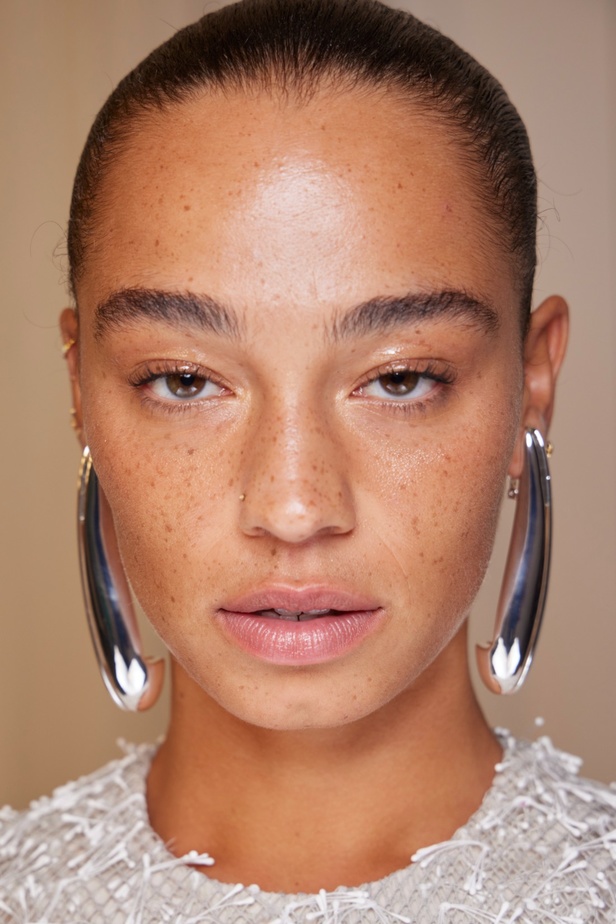 مجموعة Tory Burch لصيف 2024... نظرة فريدة لتحرير المرأة من خلال الأزياء