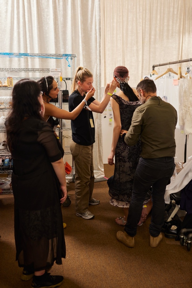 مجموعة Tory Burch لصيف 2024... نظرة فريدة لتحرير المرأة من خلال الأزياء