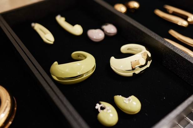 مجموعة Tory Burch لصيف 2024... نظرة فريدة لتحرير المرأة من خلال الأزياء