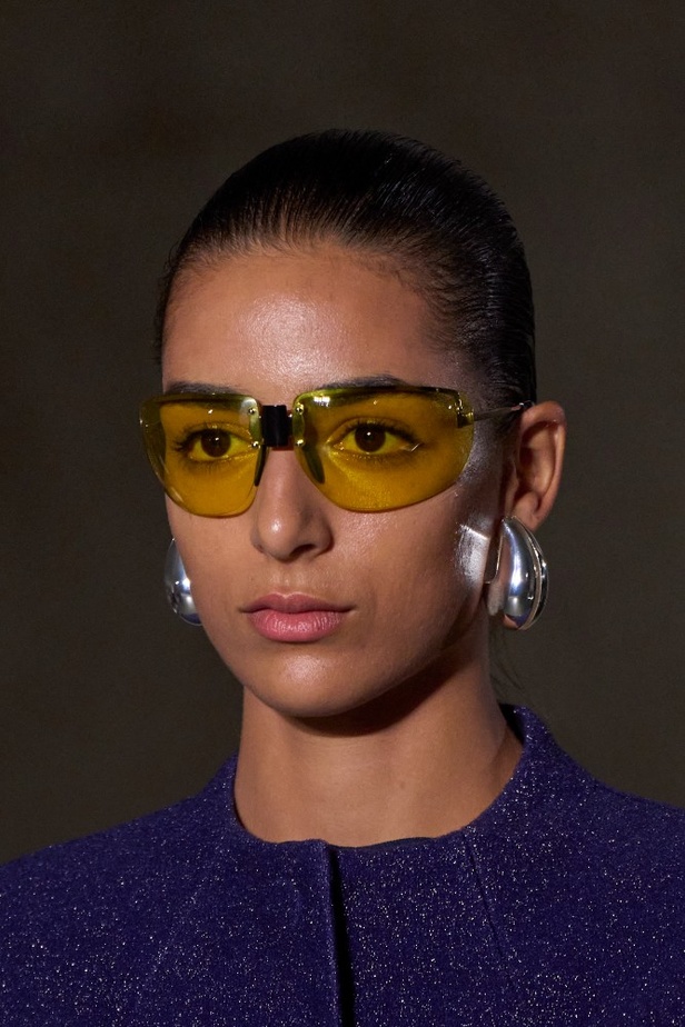 إطلالات جمالية من مجموعة Tory Burch لصيف 2024.