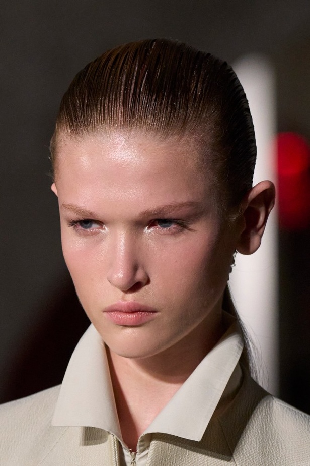 إطلالات جمالية من مجموعة Tory Burch لصيف 2024.