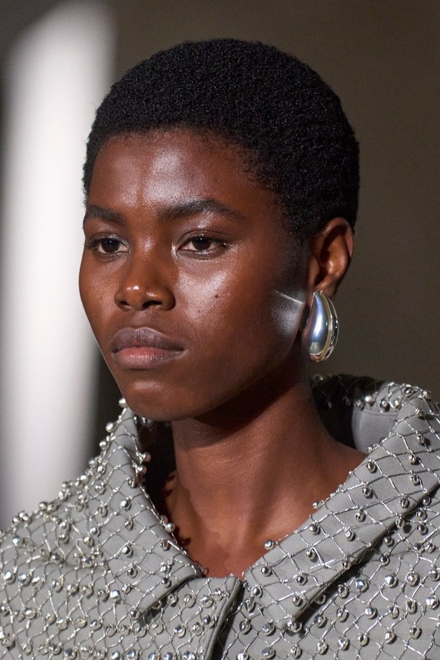 إطلالات جمالية من مجموعة Tory Burch لصيف 2024.