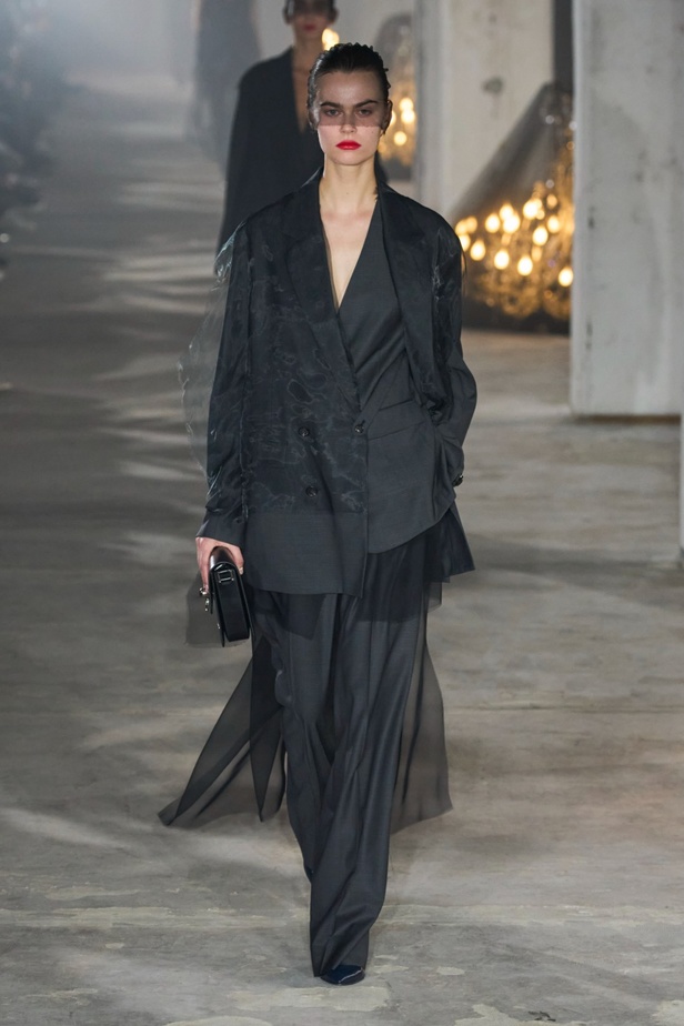 فنية ومفاهيمية وحَية... مجموعة Undercover لربيع 2024