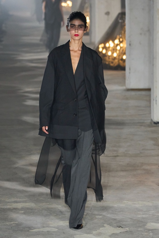 فنية ومفاهيمية وحَية... مجموعة Undercover لربيع 2024