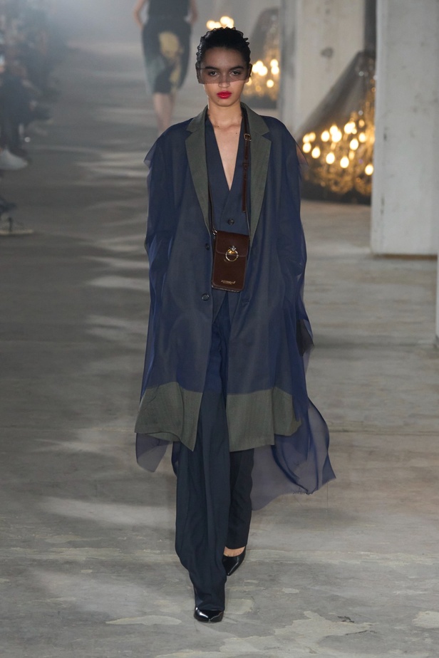 فنية ومفاهيمية وحَية... مجموعة Undercover لربيع 2024