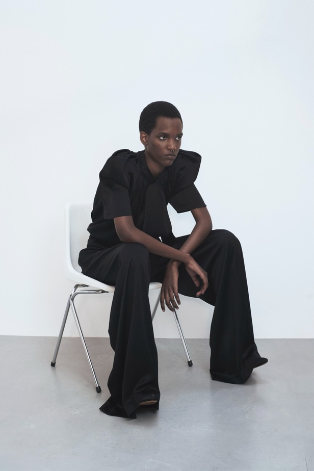 الخطوط القوية غير المتماثلة تزين مجموعة Alexandre Vauthier لربيع وصيف 2024