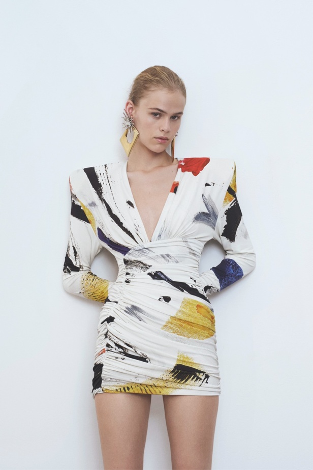 الخطوط القوية غير المتماثلة تزين مجموعة Alexandre Vauthier لربيع وصيف 2024