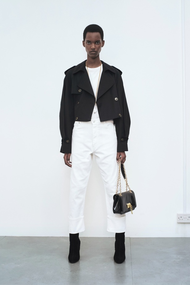 الخطوط القوية غير المتماثلة تزين مجموعة Alexandre Vauthier لربيع وصيف 2024