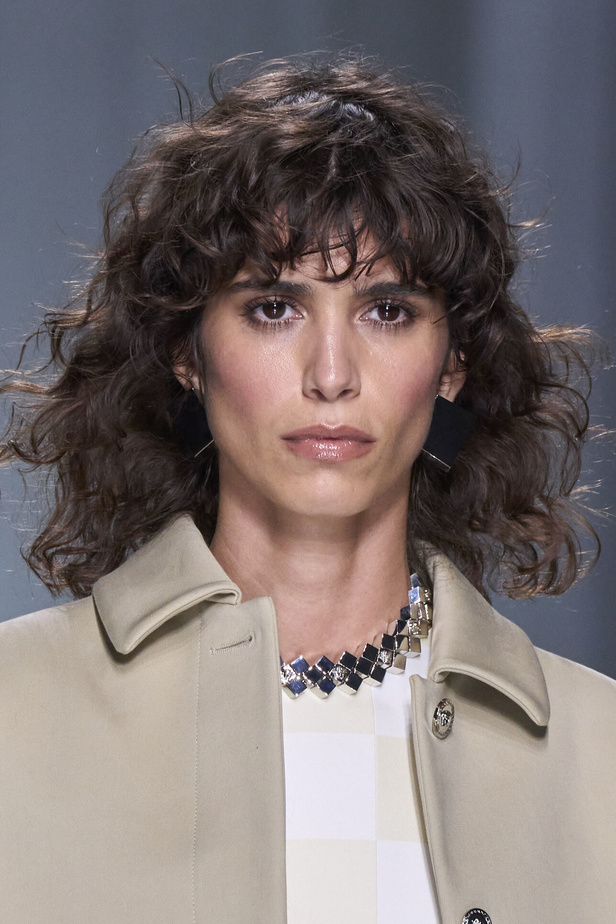 مجموعة Versace لربيع وصيف 2024 تظهر الطابع الأنثوي بإشراقة اللون الأبيض ومربعات الكارو