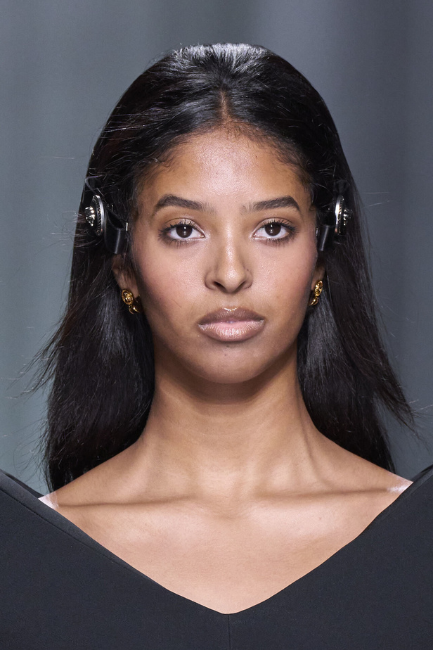 مجموعة Versace لربيع وصيف 2024 تظهر الطابع الأنثوي بإشراقة اللون الأبيض ومربعات الكارو