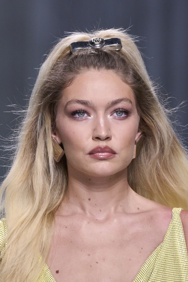 مجموعة Versace لربيع وصيف 2024 تظهر الطابع الأنثوي بإشراقة اللون الأبيض ومربعات الكارو