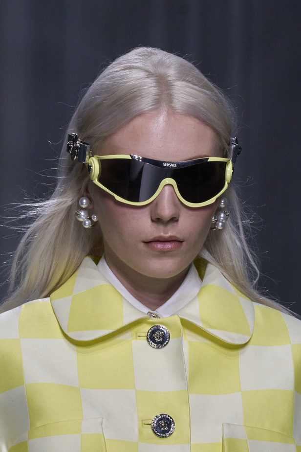 مجموعة Versace لربيع وصيف 2024 تظهر الطابع الأنثوي بإشراقة اللون الأبيض ومربعات الكارو