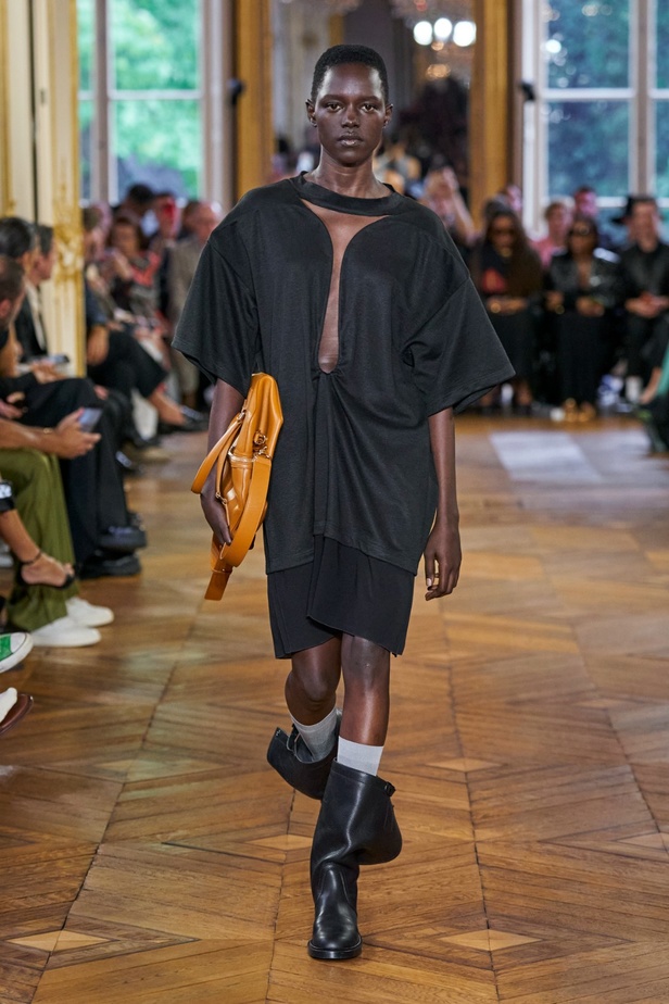 مجموعة فيكتوريا بيكهام لربيع وصيف 2024... ملابس الباليه تتحوّل إلى إطلالات أنيقة 