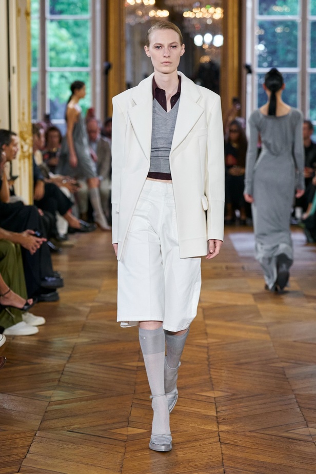 مجموعة فيكتوريا بيكهام لربيع وصيف 2024... ملابس الباليه تتحوّل إلى إطلالات أنيقة 