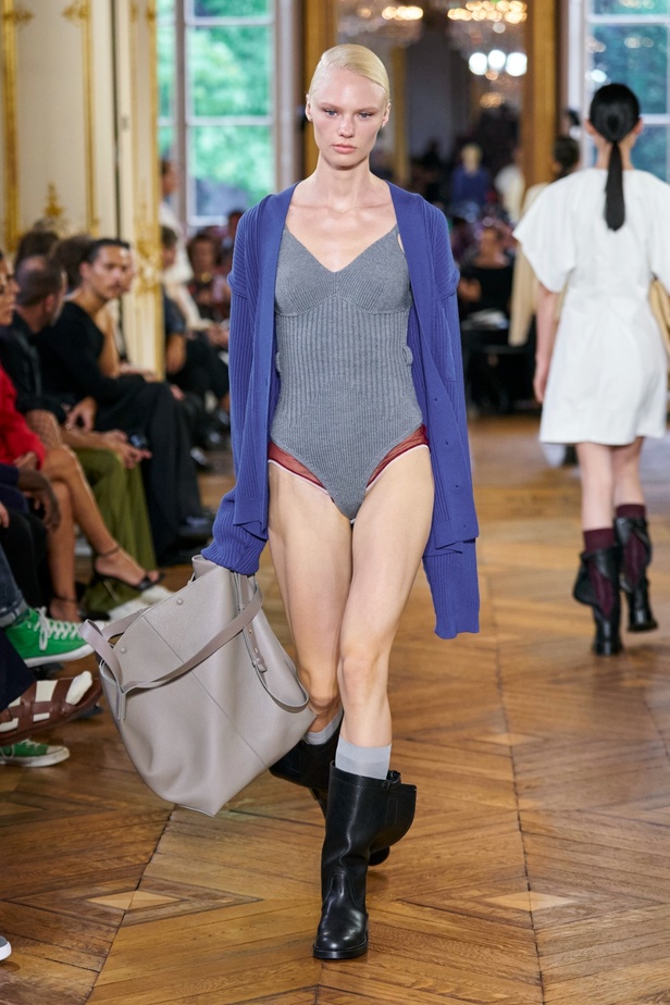 مجموعة فيكتوريا بيكهام لربيع وصيف 2024... ملابس الباليه تتحوّل إلى إطلالات أنيقة 