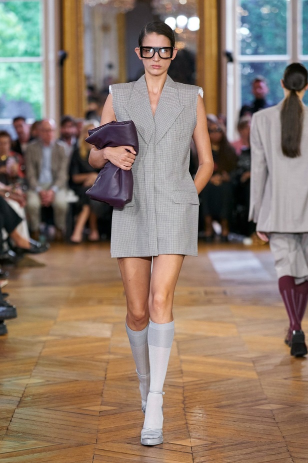 مجموعة فيكتوريا بيكهام لربيع وصيف 2024... ملابس الباليه تتحوّل إلى إطلالات أنيقة 