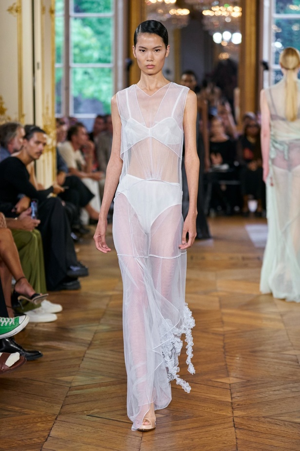 مجموعة فيكتوريا بيكهام لربيع وصيف 2024... ملابس الباليه تتحوّل إلى إطلالات أنيقة 