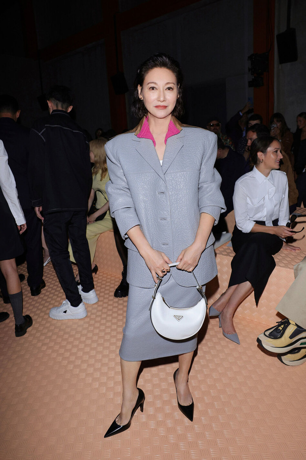 PRADA تحيي حقيبة من أرشيف الدار في مجموعة تحبس الأنفاس 