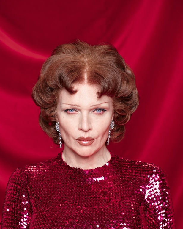 في مكان فخم يشبه المسرح... Balenciaga تقدّم مجموعة متمرّدة من توقيع ديمنا